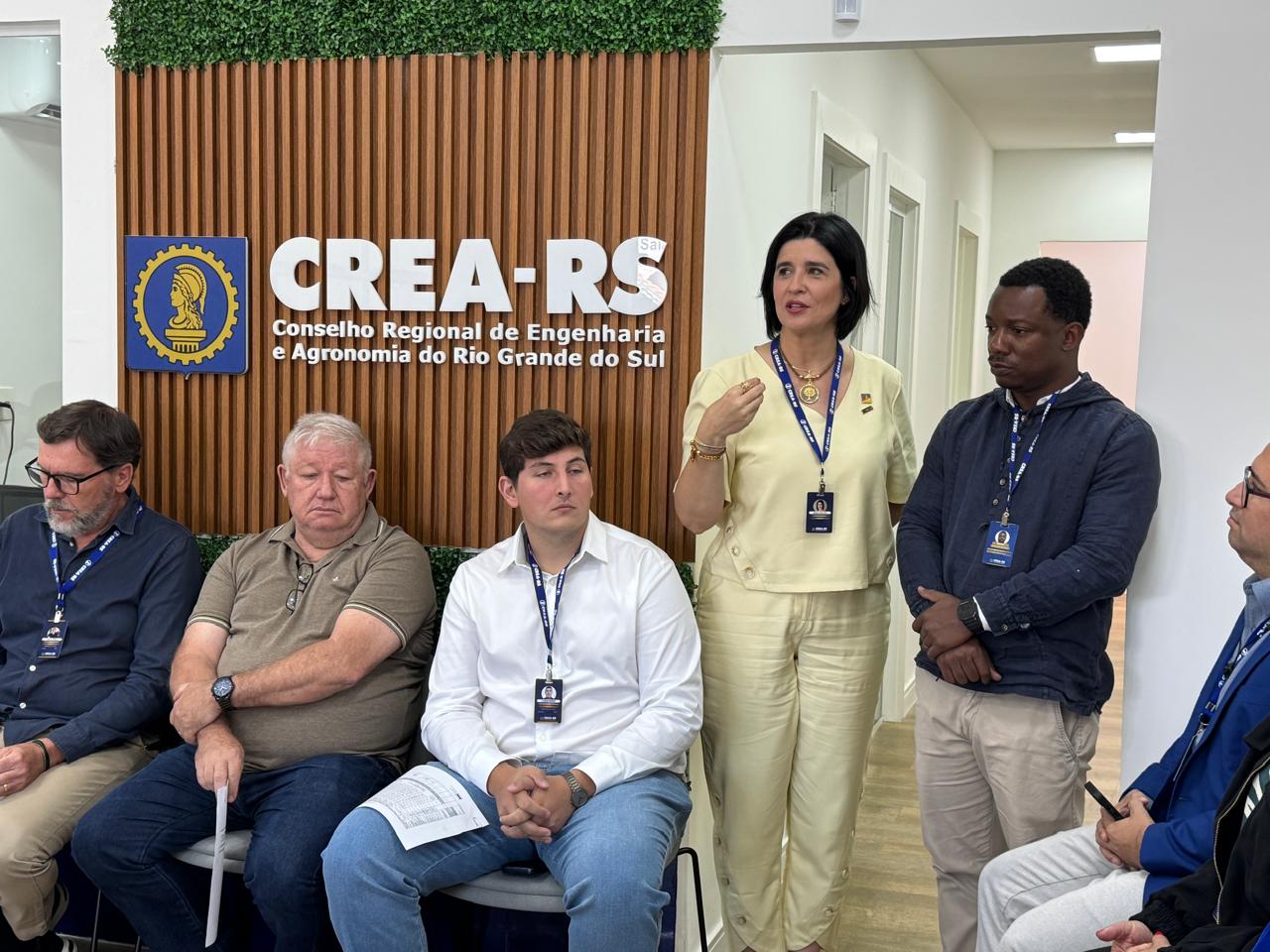 A presidente, Eng. Amb. Nanci Walter, apresentou o novo funcion&aacute;rio da Inspetoria de Gramado Rafael dos Santos